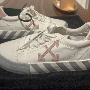 Off-White Women's Low Vulcanized Canvas sneaker in White/Pink/Grey